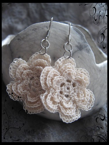 Boucles d'oreille fleur - beige